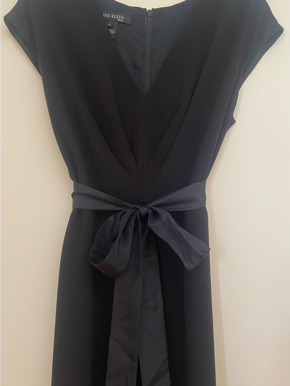 ANNE KLEIN
Black
V-Neck
Sleeveless
Midi Dress with Satin Waist Tie
SIZE 12